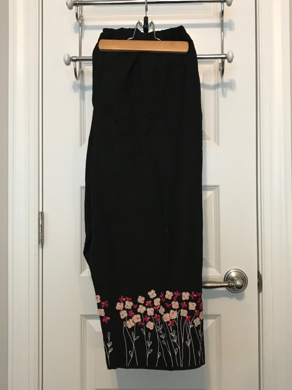 CJ Banks black linen cropped pants with embroidered pink & white flowers (22W)